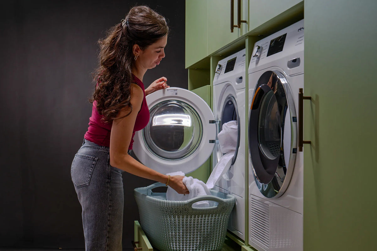 Wasmachine en droger in een kast van Tsak