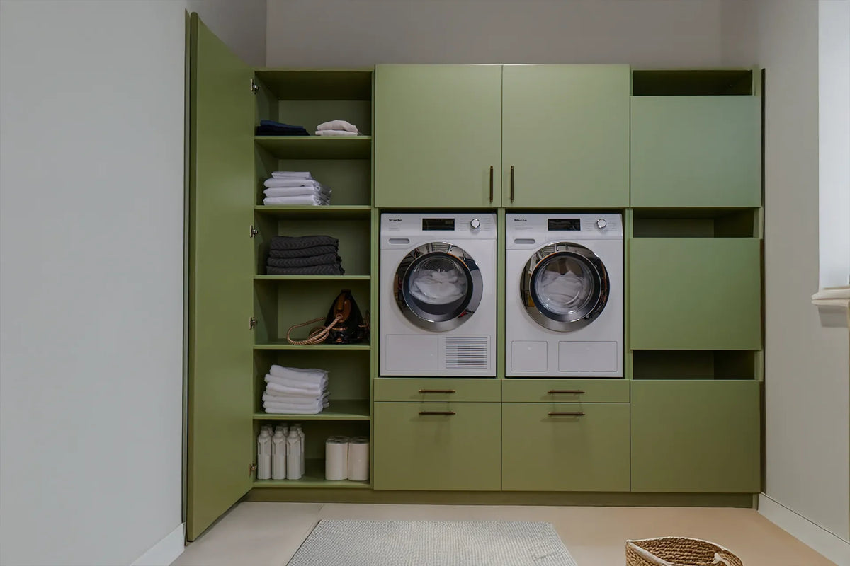 Opgeruimde bijkeuken met een Tsak-kast